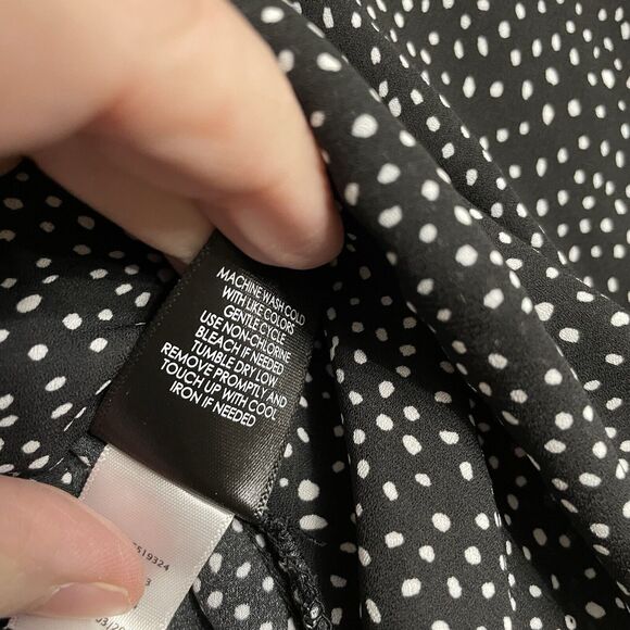 Torrid Plus Size 2/ 2X Black Polka Dot V-Neck Pintuck Button Front Georgette - Picture 7 of 12